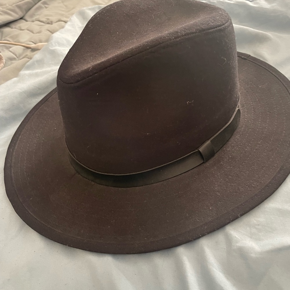 Johnston & Murphy, numerous hats,like new condition. Prices from $20-$25.